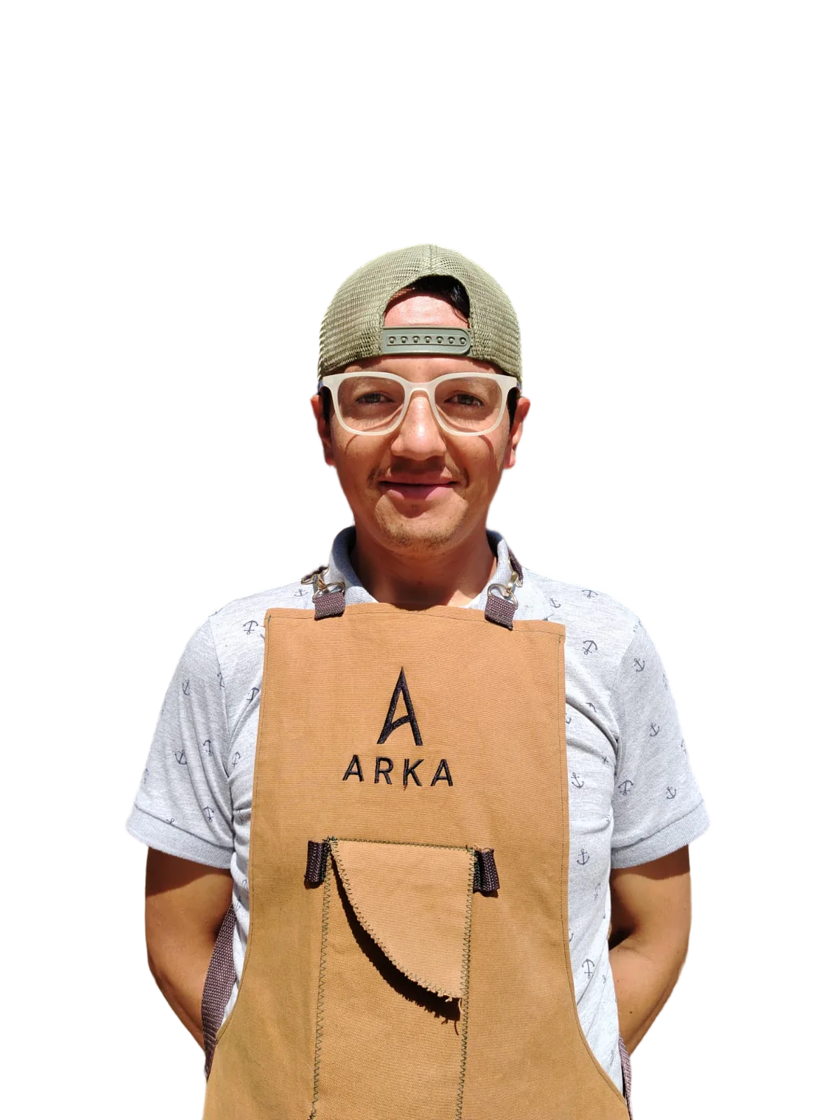 Daniel Ferrucho sonríe con gorra, gafas claras y el delantal de ARKA.